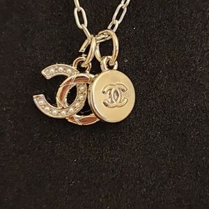 Elegant Gold and Pearl Pendant Necklace